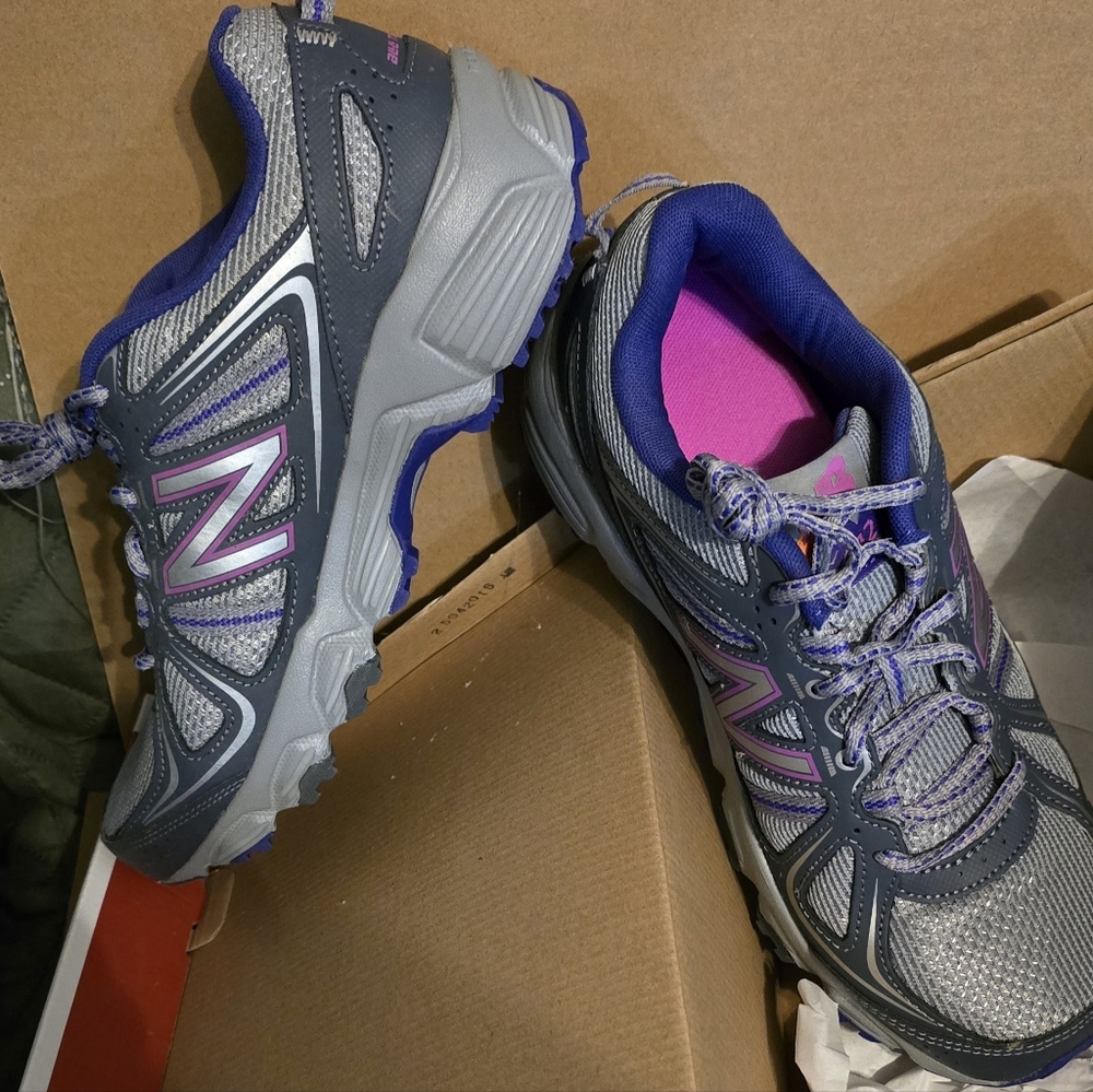NIB Women's Size 9D New Balance Tennis Shoes.  Gray and Pink.